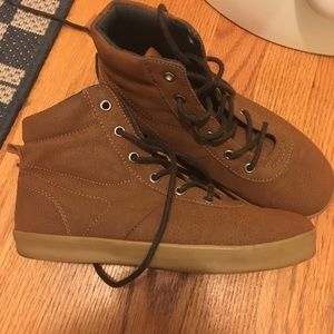 Gap Youth Boys size 4 hi-top faux leather sneakers